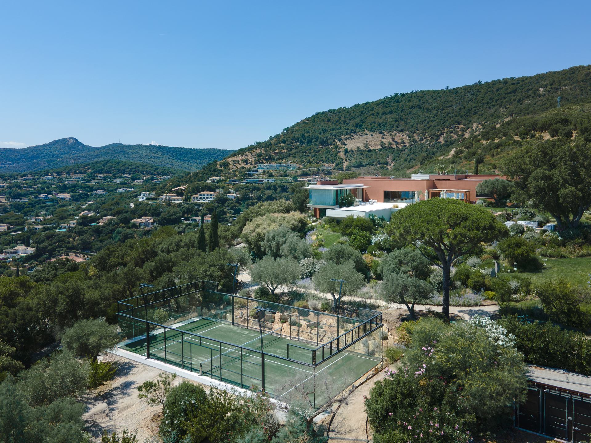 Terrain de padel réalisé par All In Padel Courts - photo d'exemple, à remplacer par une photo du projet Villa La Haute Suane