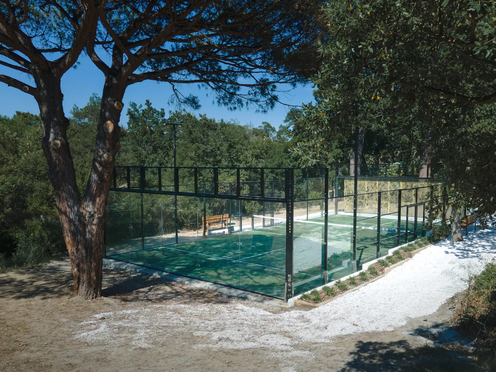Terrain de padel réalisé par All In Padel Courts - photo d'exemple, à remplacer par une photo du projet Villa Les Trois Cœurs